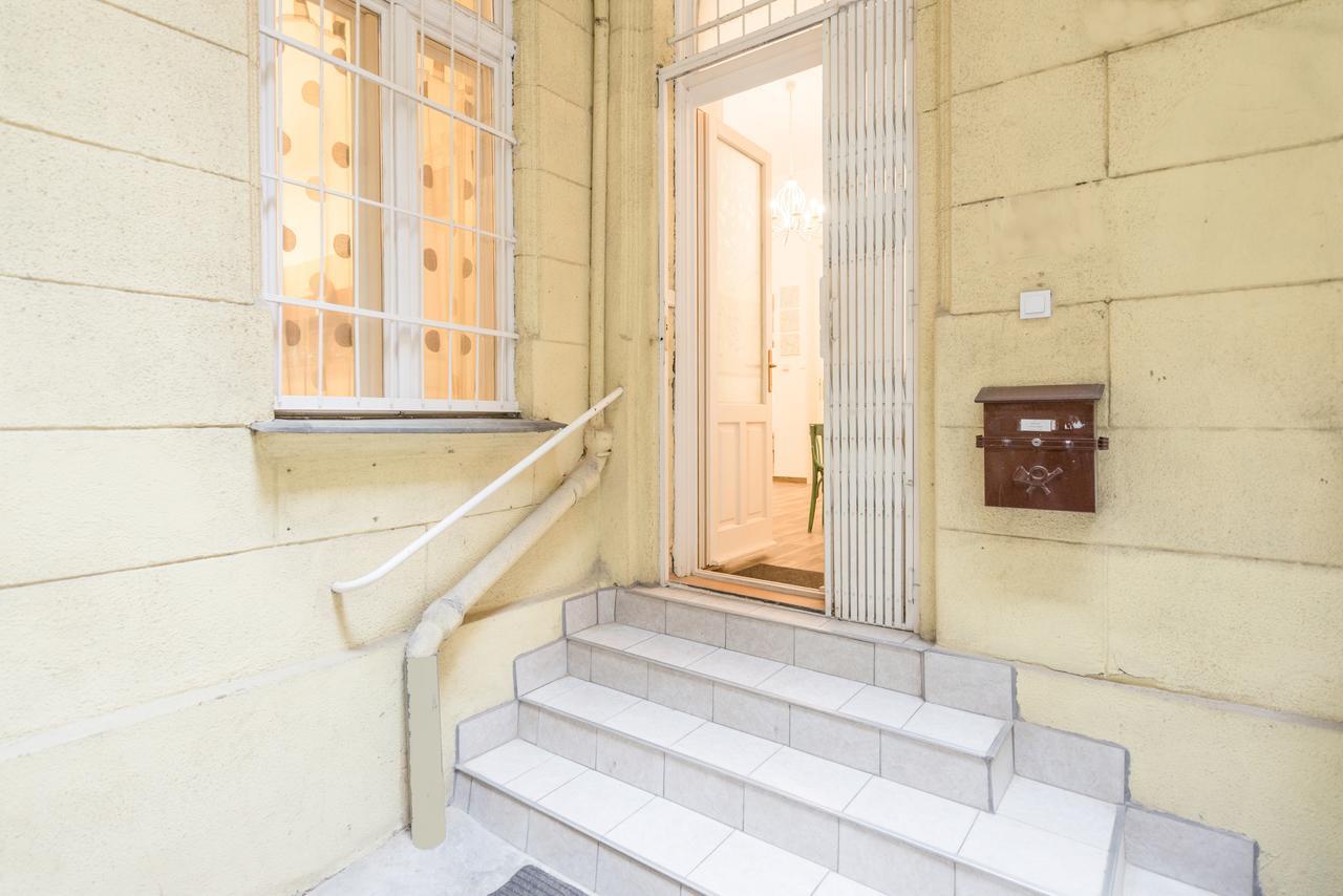 Family And Friends Apartment Budapest Exterior photo