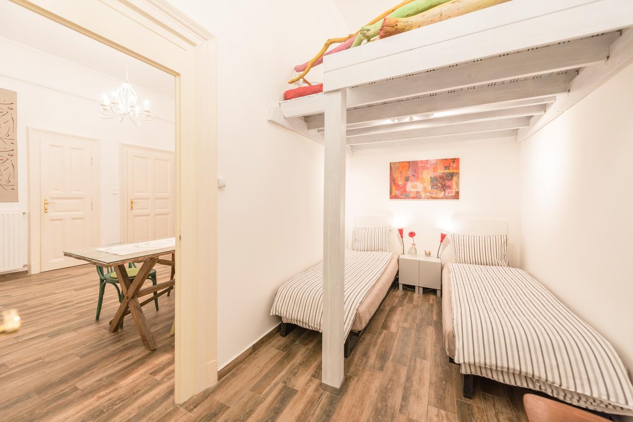 Family And Friends Apartment Budapest Exterior photo
